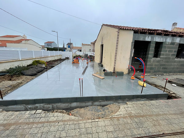Construction maison dalle béton chantier